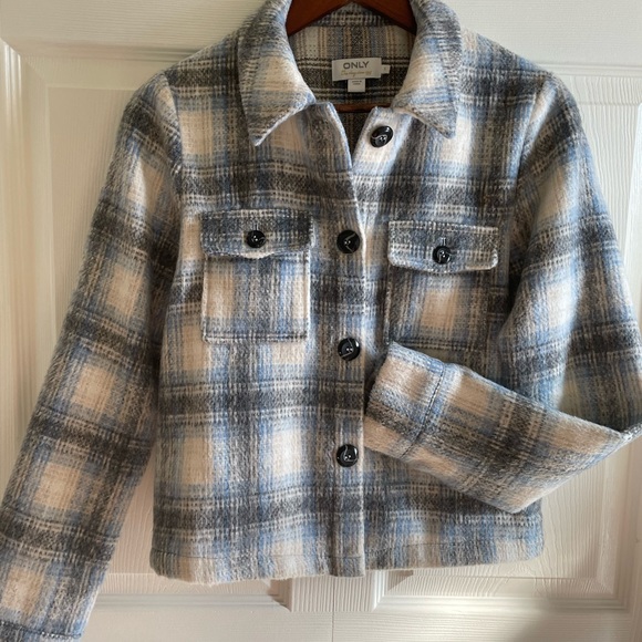 Cropped shacket. Perfect seasonal transition piece. - Picture 2 of 6